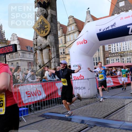 13.09.2026 - 21. swb-Marathon Bremen Tim E. http://msf.ph/oto/10317957 13.09.2026 10:57:42 Ziel 10166, 10177, 10226, 10300, 10394, 10517, 10518, 10687, 10969, 11106, 11365, 11480, 11498, 11609, 11734, 11965, 11966, 12037, 12111, 12263, 12372, 12382, 12383, 12400, 12411 meine-sportfotos.de