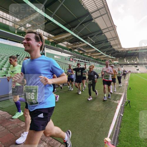13.09.2026 - 21. swb-Marathon Bremen Michael Burmester http://msf.ph/oto/10318022 13.09.2026 13:15:53 Laufen im Stadion 143, 153, 231, 263, 266, 300, 414, 598, 612, 653, 990, 1008, 1047, 1185, 1312, 1465, 1539, 1874, 2013, 2218, 2235, 2259, 2314, 2351, 2359, 2363, 2385, 2386, 2466, 2468, 2484, 2494, 2579, 2664, 2667, 2678, 2690, 2691, 2698, 2737, 2760, 2778, 2783, 2799, 2838, 2846, 2859, 2861, 2865, 2874, 2958, 2974, 2978, 2996, 3001, 3075, 3133, 3157, 3165, 3185, 3237, 3265, 3331, 3355, 3382, 3387, 3486, 3501, 3512, 3670, 3680, 3829, 4034, 4080, 4306, 703 meine-sportfotos.de