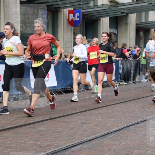 13.09.2026 - 21. swb-Marathon Bremen Strokosch-Dieckow http://msf.ph/oto/10318614 13.09.2026 10:58:03 Ziel 10249, 10494, 10530, 10673, 10750, 10798, 10828, 10878, 10879, 10914, 11004, 11120, 11131, 11152, 11202, 11295, 11384, 11388, 11403, 11420, 11455, 11686, 11750, 11752, 11884, 11906, 11952, 11953, 12017, 12092, 12180, 12386, 12387, 12441, 12482, 12499, 12518, 10078, 10460, 10543, 10559, 10565, 10604, 10707, 10728, 10826, 10903, 10931, 10932, 11136, 11153, 11332, 11532, 11568, 11824, 11856, 11863, 12228, 12231, 12427, 12441, 12551 meine-sportfotos.de