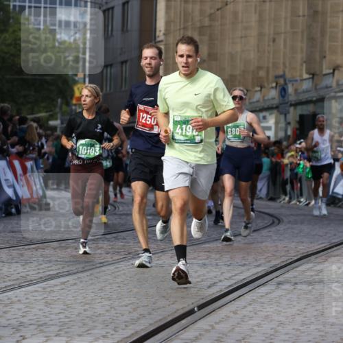 13.09.2026 - 21. swb-Marathon Bremen Strokosch-Dieckow http://msf.ph/oto/10318766 13.09.2026 13:24:42 Ziel 776, 1250, 2295, 2491, 3994, 4000, 4559, 5012, 5208, 5572, 5668, 5669, 5928, 5929, 5953, 6080, 7069, 7081, 7156, 7568, 8310, 8415, 8784, 9087, 9264, 9573, 9676, 9916, 972, 1516, 2761, 3015, 4198, 4262, 4277, 4973, 5664, 6079, 6360, 6544, 6626, 6807, 7409, 7854, 8853, 10103 meine-sportfotos.de