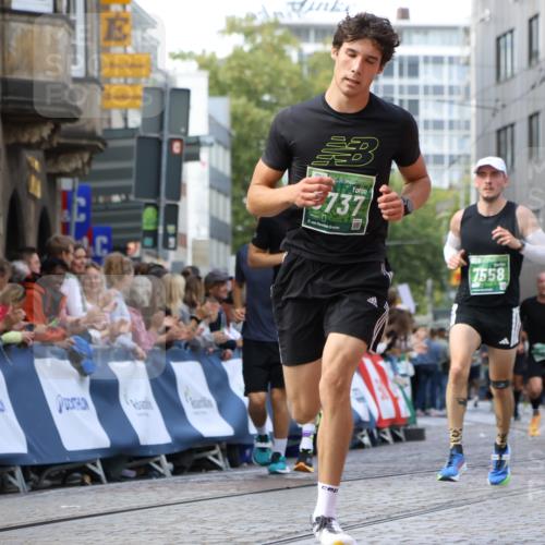 13.09.2026 - 21. swb-Marathon Bremen Strokosch-Dieckow http://msf.ph/oto/10319227 13.09.2026 13:07:40 Ziel 1863, 2706, 3043, 3118, 4743, 4808, 6053, 7636, 7876, 8060, 8098, 8467, 8980, 9927, 969, 4732, 4852, 7558, 8737, 9356 meine-sportfotos.de