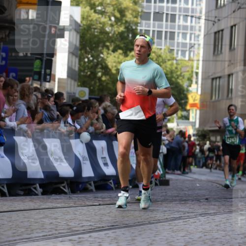 13.09.2026 - 21. swb-Marathon Bremen Strokosch-Dieckow http://msf.ph/oto/10319882 13.09.2026 13:08:06 Ziel 969, 2135, 4732, 4852, 4990, 5570, 5976, 7558, 8611, 8737, 9035, 9356, 678, 2098, 2266, 2844, 3808, 4247, 5594, 9582 meine-sportfotos.de
