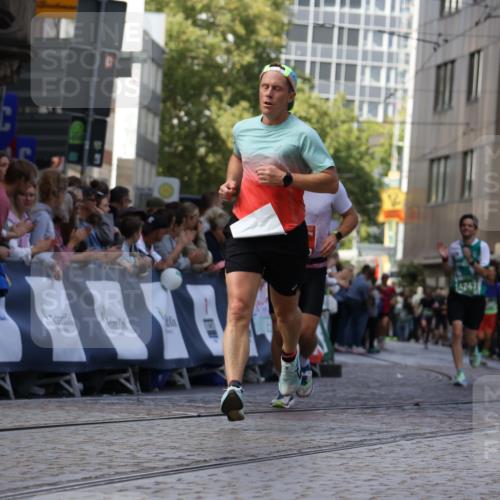 13.09.2026 - 21. swb-Marathon Bremen Strokosch-Dieckow http://msf.ph/oto/10319896 13.09.2026 13:08:06 Ziel 969, 2135, 4732, 4852, 4990, 5570, 5976, 7558, 8611, 8737, 9035, 9356, 678, 2098, 2266, 2844, 3808, 4247, 5594, 9582 meine-sportfotos.de