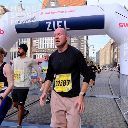13.09.2026 - 21. swb-Marathon Bremen Tim E. http://msf.ph/oto/10320026 13.09.2026 10:58:31 Ziel 10249, 10494, 10530, 10543, 10604, 10673, 10750, 10798, 10826, 10828, 10903, 10914, 10931, 10932, 11120, 11131, 11202, 11295, 11388, 11403, 11420, 11750, 11752, 11884, 11906, 11952, 12017, 12092, 12386, 12387, 12441, 12482 meine-sportfotos.de