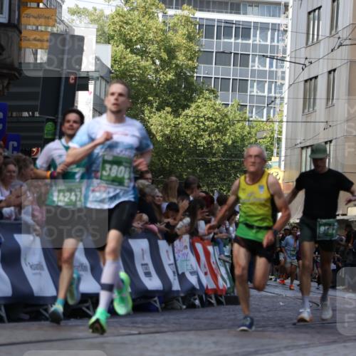 13.09.2026 - 21. swb-Marathon Bremen Strokosch-Dieckow http://msf.ph/oto/10320029 13.09.2026 13:08:12 Ziel 969, 4732, 4852, 6692, 7558, 8737, 9356, 13091, 13160, 339, 678, 1335, 1696, 3808, 4247, 5594, 8655, 9582 meine-sportfotos.de