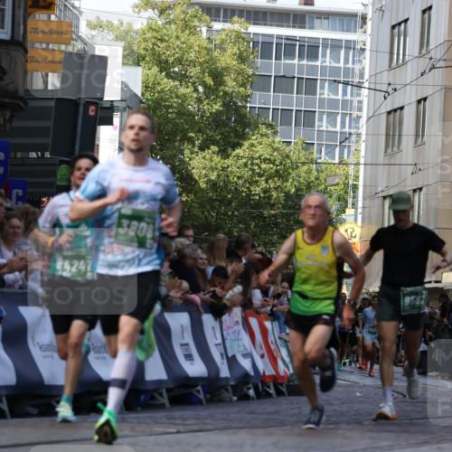 13.09.2026 - 21. swb-Marathon Bremen Strokosch-Dieckow http://msf.ph/oto/10320047 13.09.2026 13:08:12 Ziel 969, 4732, 4852, 6692, 7558, 8737, 9356, 13091, 13160, 339, 678, 1335, 1696, 3808, 4247, 5594, 8655, 9582 meine-sportfotos.de
