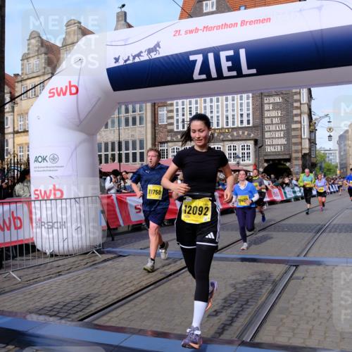 13.09.2026 - 21. swb-Marathon Bremen Tim E. http://msf.ph/oto/10320299 13.09.2026 10:58:38 Ziel 10249, 10494, 10530, 10673, 10750, 10798, 11004, 11120, 11131, 11152, 11202, 11295, 11384, 11388, 11403, 11420, 11455, 11686, 11750, 11752, 11884, 11906, 11952, 11953, 12017, 12092, 12386, 12387, 12482, 12518 meine-sportfotos.de