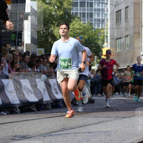 13.09.2026 - 21. swb-Marathon Bremen Strokosch-Dieckow http://msf.ph/oto/10320416 13.09.2026 13:08:26 Ziel 2098, 2266, 2844, 3808, 5594, 6692, 13091, 13160, 715, 3276, 4033, 4082, 4888, 5424, 6842, 7064, 7121, 9084 meine-sportfotos.de