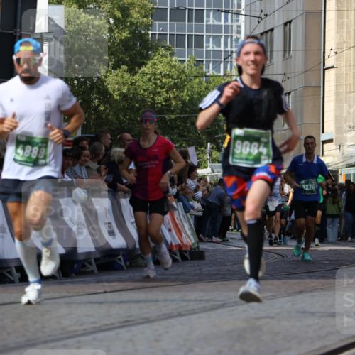 13.09.2026 - 21. swb-Marathon Bremen Strokosch-Dieckow http://msf.ph/oto/10320464 13.09.2026 13:08:28 Ziel 2098, 2266, 2844, 3808, 4247, 5594, 6692, 13091, 13160, 715, 3276, 4033, 4888, 5377, 6842, 7064, 7121, 9084 meine-sportfotos.de