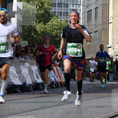 13.09.2026 - 21. swb-Marathon Bremen Strokosch-Dieckow http://msf.ph/oto/10320529 13.09.2026 13:08:28 Ziel 2098, 2266, 2844, 3808, 4247, 5594, 6692, 13091, 13160, 715, 3276, 4033, 4888, 5377, 6842, 7064, 7121, 9084 meine-sportfotos.de