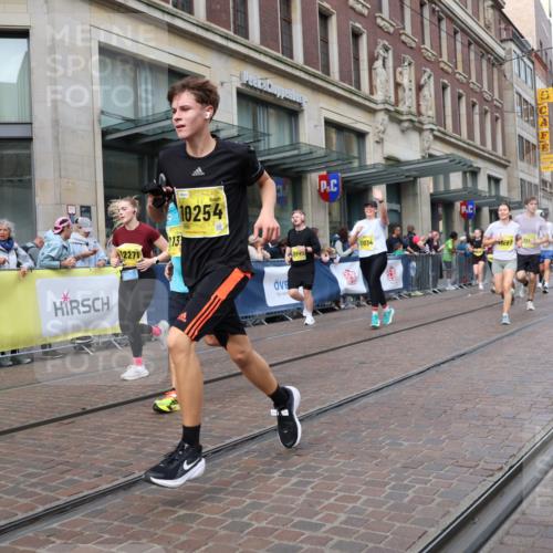 13.09.2026 - 21. swb-Marathon Bremen Strokosch-Dieckow http://msf.ph/oto/10320854 13.09.2026 10:58:53 Ziel 10383, 10415, 10427, 10477, 10492, 10668, 10843, 11034, 11086, 11125, 11301, 11302, 11500, 11602, 11913, 12015, 12118, 12127, 12131, 12200, 12267, 12271, 12297, 12537, 12541, 10254, 10485, 10787, 10794, 10832, 10878, 10948, 11030, 11189, 11228, 11267, 11278, 11488, 11743, 11955, 12130, 12176, 12237, 12320, 12414, 12499, 12505 meine-sportfotos.de