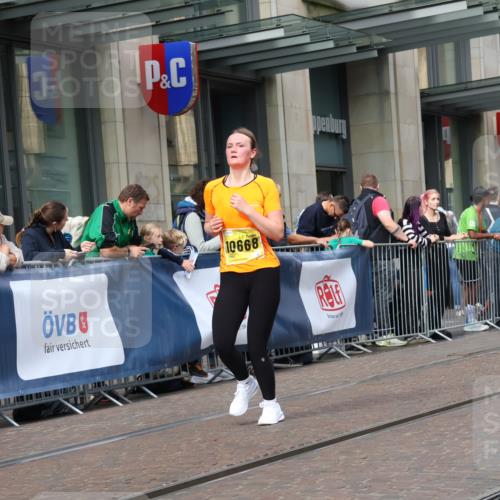 13.09.2026 - 21. swb-Marathon Bremen Strokosch-Dieckow http://msf.ph/oto/10321342 13.09.2026 10:59:02 Ziel 10377, 10415, 10492, 10668, 10745, 10922, 11086, 11125, 11151, 11207, 11301, 11302, 11500, 11519, 11873, 11913, 12118, 12200, 12267, 12295, 12481, 12537, 12541, 10254, 10383, 10415, 10427, 10477, 10485, 10787, 10794, 10832, 10843, 10948, 11034, 11228, 11267, 11278, 11488, 11602, 11743, 11913, 12015, 12127, 12130, 12131, 12176, 12271, 12297, 12414 meine-sportfotos.de