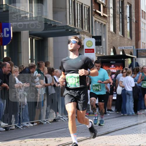 13.09.2026 - 21. swb-Marathon Bremen Strokosch-Dieckow http://msf.ph/oto/10321750 13.09.2026 13:18:20 Ziel 465, 2055, 2324, 2948, 3631, 4120, 4413, 4642, 5307, 5867, 6293, 6294, 6787, 6818, 7104, 7163, 7245, 7731, 8404, 8540, 8743, 8872, 9019, 9275, 9327, 9833, 1146, 1419, 1631, 1872, 2260, 2671, 3241, 3458, 3514, 3634, 4131, 4733, 5292, 5460, 5695, 5948, 6152, 6290, 6448, 7491, 7954, 8094, 8943, 8944, 9134, 9609, 10065, 13150 meine-sportfotos.de