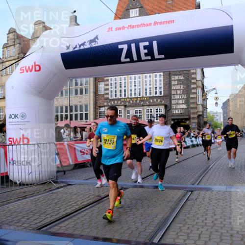 13.09.2026 - 21. swb-Marathon Bremen Tim E. http://msf.ph/oto/10322087 13.09.2026 10:59:15 Ziel 10254, 10383, 10415, 10427, 10477, 10485, 10787, 10794, 10832, 10843, 10948, 11034, 11267, 11278, 11602, 11913, 12015, 12127, 12130, 12131, 12176, 12271, 12297, 12414 meine-sportfotos.de