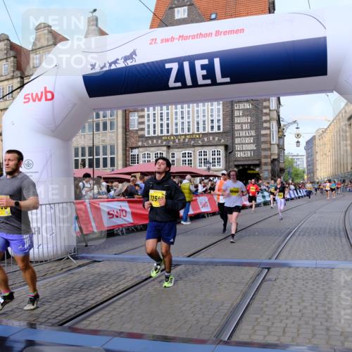 13.09.2026 - 21. swb-Marathon Bremen Tim E. http://msf.ph/oto/10322873 13.09.2026 10:59:32 Ziel 10415, 10492, 10668, 11086, 11125, 11301, 11302, 11500, 11913, 12118, 12200, 12267, 12297, 12537, 12541 meine-sportfotos.de