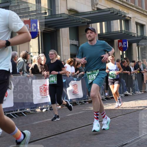 13.09.2026 - 21. swb-Marathon Bremen Strokosch-Dieckow http://msf.ph/oto/10323559 13.09.2026 13:19:03 Ziel 189, 666, 1599, 2390, 2423, 2535, 3182, 3508, 4319, 4455, 4819, 5172, 5371, 6008, 6137, 6633, 7268, 7754, 7945, 8153, 9552, 9638, 9805, 307, 2007, 4120, 4857, 4916, 5277, 6310, 6787, 7104, 7154, 7163, 7602, 7647, 7686, 7791, 9512, 13184 meine-sportfotos.de