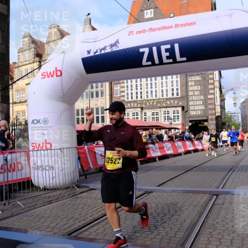 13.09.2026 - 21. swb-Marathon Bremen Tim E. http://msf.ph/oto/10323833 13.09.2026 10:59:55 Ziel 10147, 10355, 10669, 10745, 10922, 10928, 10929, 11151, 11194, 11207, 11419, 11501, 11519, 11594, 12138, 12295, 12480, 12481, 12527 meine-sportfotos.de