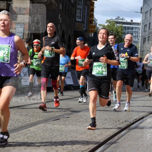 13.09.2026 - 21. swb-Marathon Bremen Strokosch-Dieckow http://msf.ph/oto/10323915 13.09.2026 13:31:15 Ziel 244, 1189, 1479, 1533, 1771, 1841, 1941, 2902, 2985, 3360, 3800, 4251, 4920, 5600, 5681, 5802, 5822, 5900, 6307, 7012, 7198, 7637, 7760, 7798, 8543, 8616, 9290, 9507, 9653, 9767, 9937, 9958, 9962, 9976, 13152, 13215, 922, 1627, 2602, 2707, 3152, 3343, 3392, 3396, 3579, 4258, 4477, 5375, 5504, 5720, 5765, 5979, 6147, 6968, 6971, 7001, 7296, 8035, 8239, 8339, 8342, 8726, 9147, 9155, 9822, 13066 meine-sportfotos.de