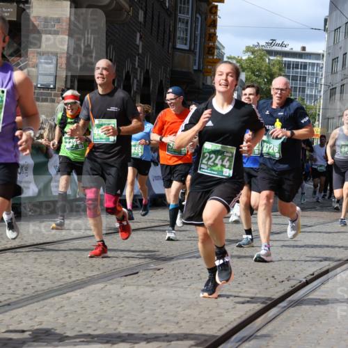 13.09.2026 - 21. swb-Marathon Bremen Strokosch-Dieckow http://msf.ph/oto/10324341 13.09.2026 13:31:15 Ziel 244, 1189, 1479, 1533, 1771, 1841, 1941, 2902, 2985, 3360, 3800, 4251, 4920, 5600, 5681, 5802, 5822, 5900, 6307, 7012, 7198, 7637, 7760, 7798, 8543, 8616, 9290, 9507, 9653, 9767, 9937, 9958, 9962, 9976, 13152, 13215, 922, 1627, 2602, 2707, 3152, 3343, 3392, 3396, 3579, 4258, 4477, 5375, 5504, 5720, 5765, 5979, 6147, 6968, 6971, 7001, 7296, 8035, 8239, 8339, 8342, 8726, 9147, 9155, 9822, 13066 meine-sportfotos.de