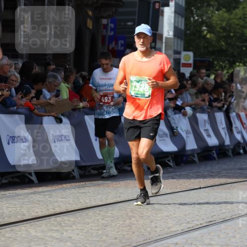 13.09.2026 - 21. swb-Marathon Bremen Strokosch-Dieckow http://msf.ph/oto/10326925 13.09.2026 13:12:16 Ziel 493, 826, 863, 2444, 2820, 3336, 3703, 4283, 4368, 4651, 4698, 5521, 5893, 6668, 7621, 8996, 9398, 899, 1517, 2480, 3362, 4560, 7328, 8981 meine-sportfotos.de