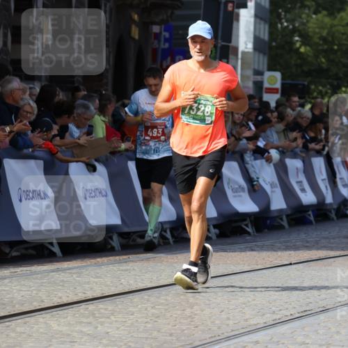 13.09.2026 - 21. swb-Marathon Bremen Strokosch-Dieckow http://msf.ph/oto/10326950 13.09.2026 13:12:16 Ziel 493, 826, 863, 2444, 2820, 3336, 3703, 4283, 4368, 4651, 4698, 5521, 5893, 6668, 7621, 8996, 9398, 899, 1517, 2480, 3362, 4560, 7328, 8981 meine-sportfotos.de