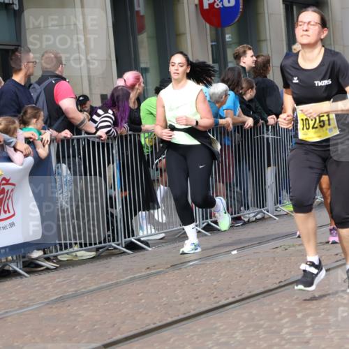 13.09.2026 - 21. swb-Marathon Bremen Strokosch-Dieckow http://msf.ph/oto/10327349 13.09.2026 11:01:30 Ziel 10251, 10257, 10332, 10409, 10444, 10497, 10817, 11075, 11115, 11150, 11268, 11305, 11369, 11412, 11413, 11436, 11479, 11486, 11668, 11747, 11859, 11985, 11986, 12095, 12379, 12412, 12466, 10181, 10251, 10560, 10647, 10648, 10678, 10892, 11260, 11306, 11324, 11459, 11467, 11550, 11551, 11666, 11751, 11788, 11796, 11798, 11813, 11816, 11969, 11970, 12047, 12062, 12245, 12283, 12390, 12391 meine-sportfotos.de