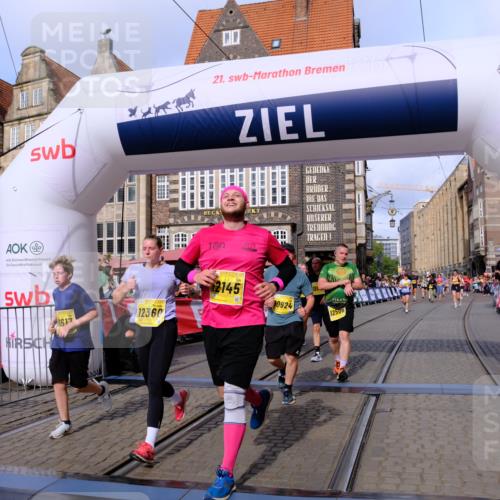 13.09.2026 - 21. swb-Marathon Bremen Tim E. http://msf.ph/oto/10327920 13.09.2026 11:02:18 Ziel 10257, 10409, 10444, 10473, 10500, 10617, 10803, 10817, 10924, 11115, 11268, 11369, 11436, 11811, 11859, 12016, 12095, 12145, 12360, 12412, 12437, 12466, 12506 meine-sportfotos.de