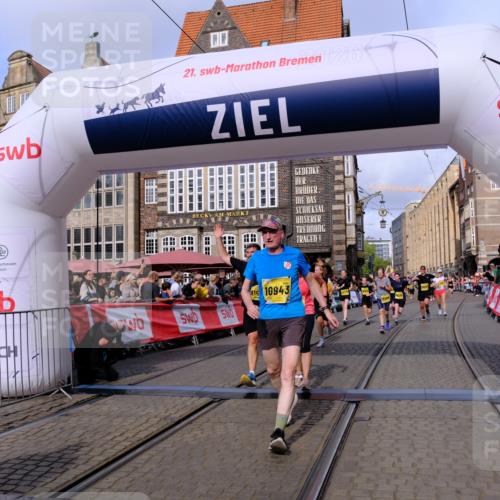 13.09.2026 - 21. swb-Marathon Bremen Tim E. http://msf.ph/oto/10328543 13.09.2026 11:02:34 Ziel 10153, 10154, 10173, 10273, 10274, 10278, 10331, 10338, 10439, 10473, 10636, 10738, 10885, 10915, 10943, 11249, 11505, 11576, 11811, 11853, 11886, 12042, 12094, 12134, 12135, 12437 meine-sportfotos.de