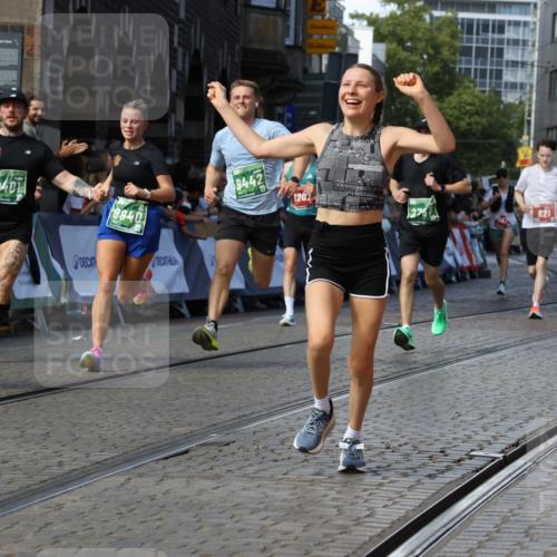 13.09.2026 - 21. swb-Marathon Bremen Strokosch-Dieckow http://msf.ph/oto/10328714 13.09.2026 13:13:32 Ziel 280, 313, 621, 868, 987, 1207, 2130, 2498, 2962, 3566, 3625, 4582, 5345, 5769, 6038, 6349, 6394, 7874, 8197, 8291, 8419, 8464, 9092, 1704, 2401, 2767, 3413, 7493, 7707, 8840, 9442, 9884, 13099 meine-sportfotos.de