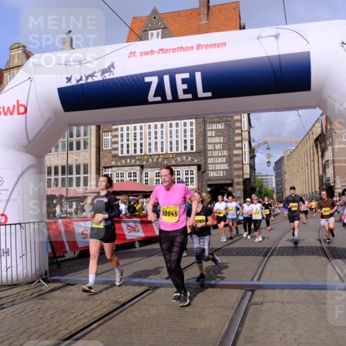 13.09.2026 - 21. swb-Marathon Bremen Tim E. http://msf.ph/oto/10329394 13.09.2026 11:03:02 Ziel 10190, 10296, 10633, 10783, 10945, 10954, 10955, 10985, 11096, 11107, 11261, 11564, 11662, 11701, 11719, 11730, 11776, 11785, 11945, 12071, 12154, 12247, 12429, 12451, 12465 meine-sportfotos.de
