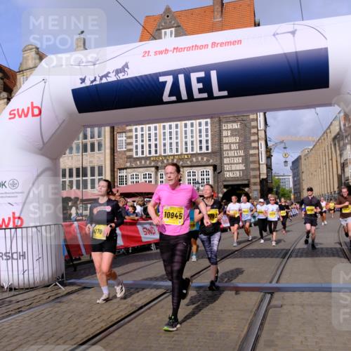 13.09.2026 - 21. swb-Marathon Bremen Tim E. http://msf.ph/oto/10329403 13.09.2026 11:03:02 Ziel 10190, 10296, 10633, 10783, 10945, 10954, 10955, 10985, 11096, 11107, 11261, 11564, 11662, 11701, 11719, 11730, 11776, 11785, 11945, 12071, 12154, 12247, 12429, 12451, 12465 meine-sportfotos.de
