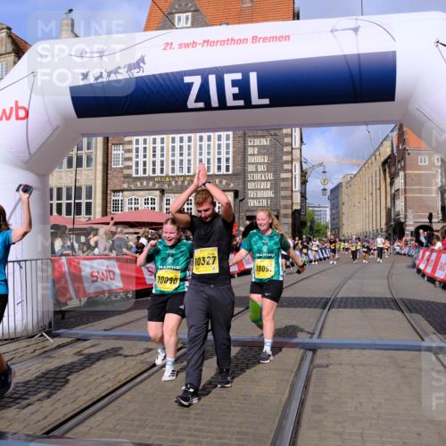 13.09.2026 - 21. swb-Marathon Bremen Tim E. http://msf.ph/oto/10330521 13.09.2026 11:03:58 Ziel 10090, 10091, 10327, 10420, 10429, 10569, 10796, 10902, 10950, 11211, 11411, 11595, 11655, 11746, 11868, 12074 meine-sportfotos.de
