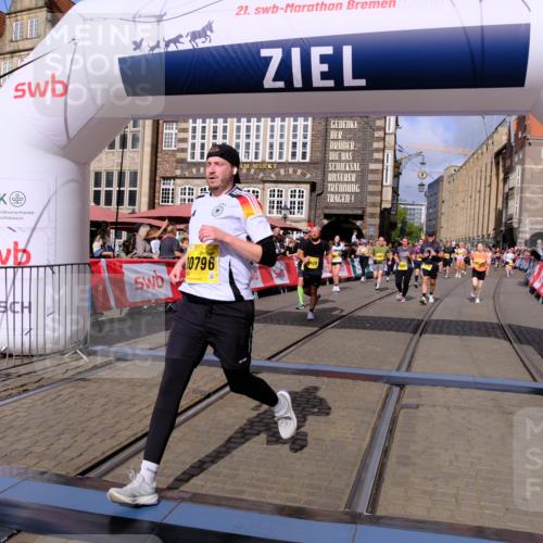 13.09.2026 - 21. swb-Marathon Bremen Tim E. http://msf.ph/oto/10330747 13.09.2026 11:04:05 Ziel 10090, 10091, 10152, 10327, 10357, 10403, 10429, 10569, 10659, 10720, 10796, 10918, 10950, 11149, 11325, 11451, 11511, 11595, 11868, 11967, 12074, 12504 meine-sportfotos.de