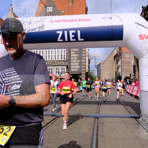 13.09.2026 - 21. swb-Marathon Bremen Tim E. http://msf.ph/oto/10330916 13.09.2026 11:04:11 Ziel 10152, 10357, 10403, 10429, 10607, 10659, 10720, 10726, 10796, 10912, 10918, 11149, 11319, 11325, 11451, 11470, 11471, 11511, 11618, 11868, 11967, 12140, 12260, 12392, 12433, 12504 meine-sportfotos.de