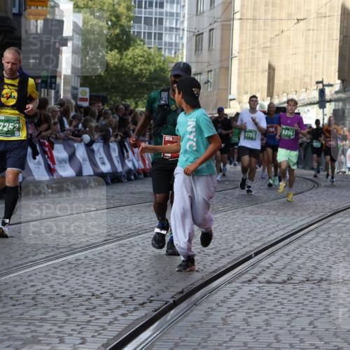 13.09.2026 - 21. swb-Marathon Bremen Strokosch-Dieckow http://msf.ph/oto/10330955 13.09.2026 13:25:22 Ziel 972, 1080, 1166, 1264, 1436, 1448, 2322, 2761, 3105, 4091, 4113, 4507, 4918, 4973, 6079, 6360, 6544, 6943, 7409, 7854, 8245, 8853, 9073, 9152, 9360, 9493, 13088, 209, 1650, 3186, 3806, 4717, 5703, 5755, 5814, 6380, 7252, 8545, 8597, 8695, 8890, 9468, 9506 meine-sportfotos.de