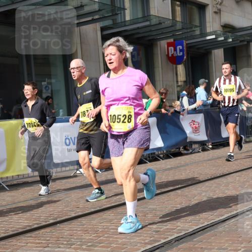 13.09.2026 - 21. swb-Marathon Bremen Strokosch-Dieckow http://msf.ph/oto/10331200 13.09.2026 11:03:01 Ziel 10092, 10150, 10187, 10195, 10237, 10309, 10528, 10531, 10598, 10724, 10727, 10904, 10959, 11070, 11493, 11598, 11676, 11773, 11830, 11836, 12068, 12184, 12185, 12214, 12611, 10185, 10190, 10296, 10633, 10715, 10731, 10783, 10945, 10954, 10955, 10985, 11095, 11096, 11107, 11313, 11564, 11697, 11701, 11719, 11730, 11776, 11785, 12071, 12247, 12421, 12432, 12448, 12451, 12465, 12483 meine-sportfotos.de