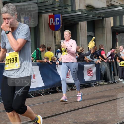 13.09.2026 - 21. swb-Marathon Bremen Strokosch-Dieckow http://msf.ph/oto/10331988 13.09.2026 11:03:23 Ziel 10090, 10091, 10152, 10327, 10357, 10420, 10429, 10569, 10796, 10902, 10918, 10950, 11211, 11325, 11411, 11451, 11595, 11655, 11746, 11868, 11967, 12074, 10092, 10150, 10187, 10195, 10237, 10309, 10528, 10531, 10598, 10715, 10724, 10727, 10904, 10959, 11070, 11095, 11493, 11598, 11676, 11773, 11830, 11836, 12068, 12184, 12185, 12214, 12421, 12432, 12483, 12611 meine-sportfotos.de