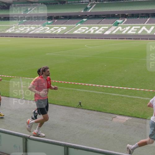 13.09.2026 - 21. swb-Marathon Bremen Michael Burmester http://msf.ph/oto/10332350 13.09.2026 13:04:24 Laufen im Stadion 178, 209, 210, 488, 534, 536, 565, 596, 725, 762, 881, 940, 1014, 1239, 1307, 1343, 1373, 1456, 1458, 1479, 1611, 1627, 1649, 1653, 1656, 1687, 1771, 1780, 1914, 1932, 1941, 2023, 2089, 2126, 2223, 2369, 2430, 2434, 2452, 2513, 2602, 2625, 2723, 2851, 2867, 2872, 2891, 2910, 2919, 2934, 2957, 2959, 2977, 3028, 3135, 3217, 3320, 3343, 3360, 3402, 3419, 3425, 3454, 3460, 3510, 3521, 3579, 3597, 3618, 3796, 3846, 3859, 3909, 4077, 242 meine-sportfotos.de