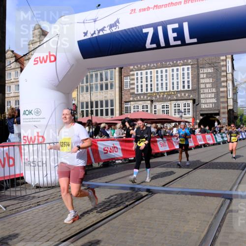 13.09.2026 - 21. swb-Marathon Bremen Tim E. http://msf.ph/oto/10332358 13.09.2026 11:04:51 Ziel 10160, 10245, 10481, 10526, 10711, 10755, 10877, 11114, 11214, 11215, 11248, 11364, 11410, 11592, 11761, 11991, 12009, 12929 meine-sportfotos.de