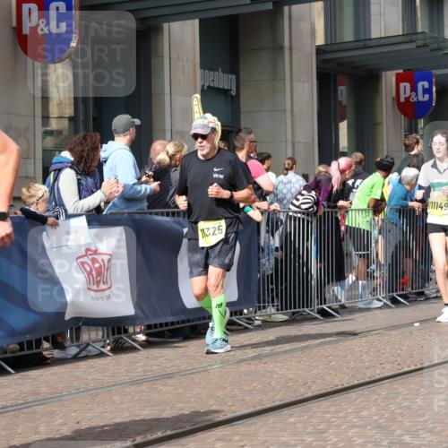 13.09.2026 - 21. swb-Marathon Bremen Strokosch-Dieckow http://msf.ph/oto/10332491 13.09.2026 11:03:36 Ziel 10090, 10091, 10152, 10357, 10403, 10429, 10607, 10659, 10720, 10726, 10796, 10912, 10913, 10918, 11149, 11318, 11319, 11325, 11451, 11470, 11471, 11511, 11618, 11868, 11909, 11967, 12140, 12260, 12392, 12433, 12504, 10090, 10091, 10092, 10150, 10187, 10237, 10309, 10327, 10420, 10569, 10724, 10902, 10904, 10950, 11211, 11411, 11595, 11598, 11655, 11746, 11773, 11830, 12068, 12074, 12184, 12185, 12611 meine-sportfotos.de