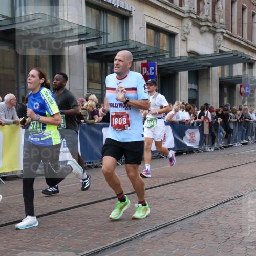 13.09.2026 - 21. swb-Marathon Bremen Strokosch-Dieckow http://msf.ph/oto/10332647 13.09.2026 13:23:14 Ziel 135, 672, 2371, 2409, 2485, 2490, 2560, 2627, 2899, 3078, 3138, 3173, 3531, 3642, 3856, 3861, 3939, 5820, 5821, 5908, 6157, 6843, 6848, 6923, 8095, 8290, 8560, 8863, 9088, 9196, 9436, 1809, 1900, 1935, 1963, 2306, 2367, 2427, 2827, 2899, 2914, 2961, 3098, 3233, 3374, 3560, 3729, 3920, 5114, 7909, 8045, 8231, 8304, 8377, 8646, 8671, 8672, 8732, 8787, 8819, 8820, 9827, 9921, 10127 meine-sportfotos.de