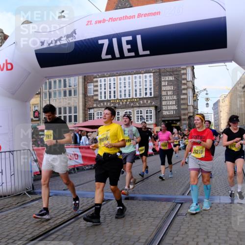 13.09.2026 - 21. swb-Marathon Bremen Tim E. http://msf.ph/oto/10333268 13.09.2026 11:05:29 Ziel 10370, 10411, 10465, 10576, 10697, 10718, 10800, 10802, 10850, 10975, 10995, 11102, 11105, 11157, 11218, 11281, 11326, 11584, 11616, 11722, 11900, 12002, 12011, 12064, 12079, 12080, 12099, 12335 meine-sportfotos.de