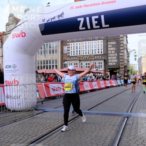 13.09.2026 - 21. swb-Marathon Bremen Tim E. http://msf.ph/oto/10333475 13.09.2026 11:05:39 Ziel 10186, 10411, 10432, 10576, 10697, 10717, 10802, 10995, 11102, 11146, 11157, 11218, 11314, 11326, 11334, 11387, 11394, 11521, 11571, 11572, 11616, 12011, 12055, 12079, 12080, 12251 meine-sportfotos.de