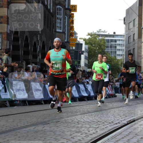 13.09.2026 - 21. swb-Marathon Bremen Strokosch-Dieckow http://msf.ph/oto/10333503 13.09.2026 13:16:41 Ziel 481, 740, 755, 792, 1076, 1162, 1605, 2604, 5554, 5963, 6721, 7053, 7603, 7801, 8171, 8288, 8398, 9031, 9115, 13008, 385, 472, 675, 734, 827, 1970, 2319, 2473, 2809, 3716, 3961, 4135, 4137, 4485, 5772, 6049, 6531, 6535, 6819, 7297, 7387 meine-sportfotos.de
