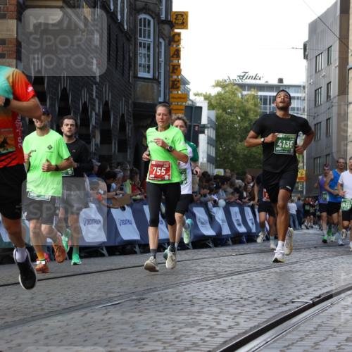 13.09.2026 - 21. swb-Marathon Bremen Strokosch-Dieckow http://msf.ph/oto/10333523 13.09.2026 13:16:42 Ziel 481, 740, 755, 792, 1076, 1162, 1605, 2604, 5554, 5963, 6721, 7053, 7603, 7801, 8171, 8288, 8398, 9031, 9115, 13008, 385, 472, 675, 734, 827, 1970, 2319, 2473, 2809, 3706, 3716, 3961, 4135, 4137, 5772, 6049, 6531, 6535, 6819, 7297, 7387 meine-sportfotos.de