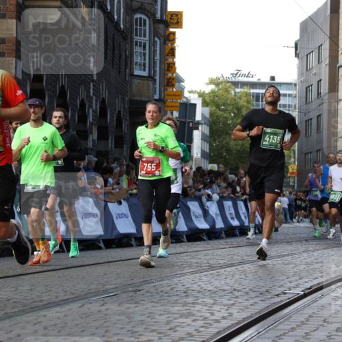 13.09.2026 - 21. swb-Marathon Bremen Strokosch-Dieckow http://msf.ph/oto/10333534 13.09.2026 13:16:42 Ziel 481, 740, 755, 792, 1076, 1162, 1605, 2604, 5554, 5963, 6721, 7053, 7603, 7801, 8171, 8288, 8398, 9031, 9115, 13008, 385, 472, 675, 734, 827, 1970, 2319, 2473, 2809, 3706, 3716, 3961, 4135, 4137, 5772, 6049, 6531, 6535, 6819, 7297, 7387 meine-sportfotos.de
