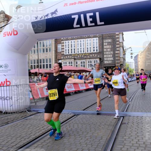13.09.2026 - 21. swb-Marathon Bremen Tim E. http://msf.ph/oto/10333549 13.09.2026 11:05:42 Ziel 10186, 10411, 10432, 10576, 10697, 10717, 10802, 10995, 11146, 11314, 11326, 11334, 11387, 11394, 11521, 11571, 11572, 11724, 11892, 12011, 12055, 12079, 12080, 12251, 12273, 12330 meine-sportfotos.de