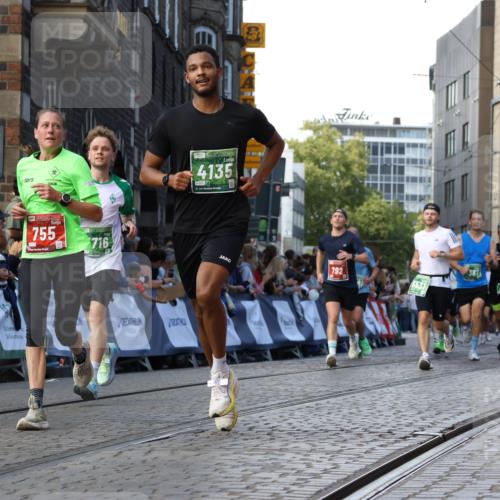 13.09.2026 - 21. swb-Marathon Bremen Strokosch-Dieckow http://msf.ph/oto/10333616 13.09.2026 13:16:43 Ziel 740, 755, 792, 1076, 1162, 1605, 2604, 5554, 5963, 6721, 7053, 7603, 7801, 8171, 8288, 8398, 9031, 9115, 385, 472, 675, 734, 827, 1970, 2319, 2473, 2809, 3706, 3716, 3961, 4135, 4137, 5772, 6049, 6531, 6535, 6819, 7297, 7387 meine-sportfotos.de