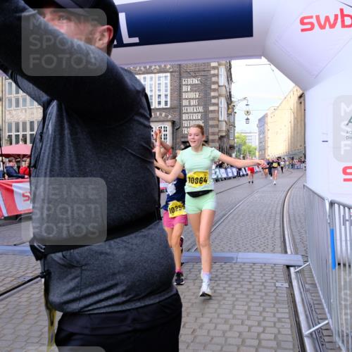 13.09.2026 - 21. swb-Marathon Bremen Tim E. http://msf.ph/oto/10333945 13.09.2026 11:05:53 Ziel 10168, 10186, 10238, 10259, 10260, 10432, 10457, 10864, 11146, 11314, 11387, 11394, 11520, 11521, 11571, 11572, 11724, 11791, 11892, 11947, 12055, 12156, 12251, 12273, 12330, 12362, 12501 meine-sportfotos.de