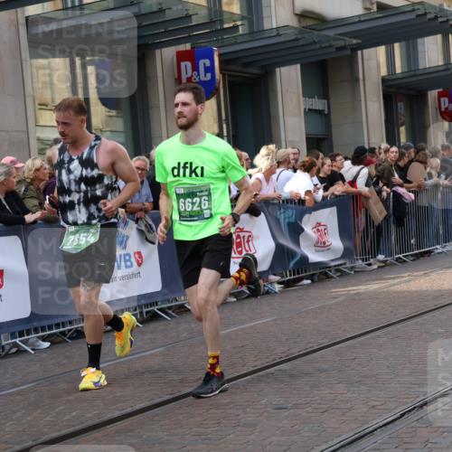 13.09.2026 - 21. swb-Marathon Bremen Strokosch-Dieckow http://msf.ph/oto/10334974 13.09.2026 13:24:35 Ziel 282, 972, 1264, 1516, 2280, 2761, 3015, 4091, 4113, 4198, 4262, 4277, 4507, 4973, 5328, 5664, 6079, 6360, 6544, 6626, 6807, 6943, 7409, 7854, 8853, 9152, 9541, 10103, 789, 790, 1250, 1582, 2295, 2491, 3375, 3524, 3994, 4000, 4559, 5572, 5668, 5669, 5929, 5953, 6080, 7069, 7081, 7156, 7568, 8310, 8415, 8636, 8784, 8881, 9264, 9573, 9676, 10069, 10071, 10097 meine-sportfotos.de